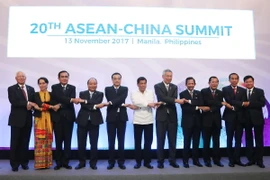 Thủ tướng Trung Quốc Lý Khắc Cường chụp ảnh chung với các nhà lãnh đạo ASEAN tại hội nghị. (Nguồn: AFP)