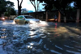 Mưa lớn gây ngập nhiều tuyến đường trong nội ô thành phố Vĩnh Long, tỉnh Vinh Long, tối 28/9. (Ảnh: Lê Thúy Hằng/TTXVN)