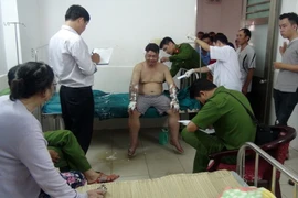 Công an thành phố Tuy Hòa và Pháp y tỉnh Phú Yên giám định thương tật trên người anh Huy. (Ảnh: Xuân Triệu/TTXVN)