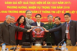 Phó Thủ tướng Vũ Đức Đam, Trưởng Ban Chỉ đạo quốc gia 1237 với các đại biểu bấm nút khai trương website quản lý thông tin liệt sỹ, mộ liệt sỹ. (Ảnh: An Đăng/TTXVN)