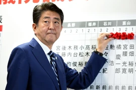 Thủ tướng Nhật Bản Shinzo Abe tại trụ ở LDP sở thủ đô Tokyo ngày 22/10. (Nguồn: THX/TTXVN)