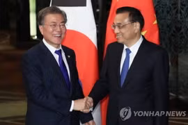 Tổng thống Hàn Quốc Moon Jae-in và Thủ tướng Trung Quốc Lý Khắc Cường tại cuộc gặp ngày 13/11. (Nguồn: Yonhap)