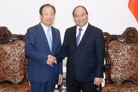 Thủ tướng Nguyễn Xuân Phúc tiếp ông Shin Yong Kyun, Chủ tịch, Tổng giám đốc Công ty Samsung Điện tử Hàn Quốc. (Ảnh: Thống Nhất/TTXVN)