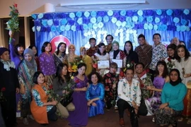 Các đại biểu chụp ảnh chung tại chương trình. (Ảnh: Hoàng Linh/Vietnam+)