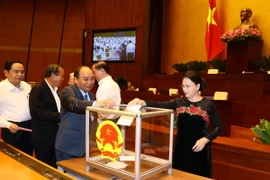 Quốc hội bỏ phiếu phê chuẩn việc bổ nhiệm Bộ trưởng Bộ giao thông Vận tải và Tổng Thanh tra Chính phủ. (Ảnh: Thống Nhất/TTXVN)