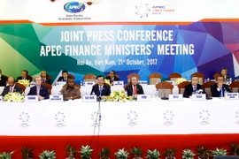 Bộ trưởng Bộ Tài chính Đinh Tiến Dũng, Chủ tịch FMM 2017 với các đại biểu đại diện các nền kinh tế APEC tại buổi họp báo kết thúc hội nghị. (Ảnh: An Đăng/TTXVN)