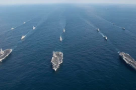 Tàu sân bay USS Ronald Reagan, Theodore Roosevelt và Nimitz của Mỹ tham gia cuộc tập trận chung Hàn - Mỹ trên biển phía đông Hàn Quốc ngày 12/11. (Nguồn: Yonhap/TTXVN)
