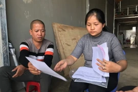 Các nạn nhân trong vụ việc cung cấp các tài liệu, bằng chứng về việc cho vay tiền. (Nguồn: TTXVN phát)