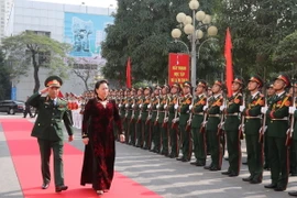 Chủ tịch Quốc hội Nguyễn Thị Kim Ngân duyệt đội danh dự tại lễ đón. (Ảnh: Trọng Đức/TTXVN)