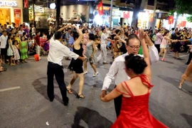 Người dân vui chơi trong ngày Quốc khánh 2/9 trên phố đi bộ hồ Hoàn Kiếm. Ảnh minh họa. (Ảnh: Thành Đạt/TTXVN)