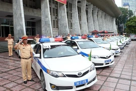 Đội hình xe dẫn đoàn của cảnh sát giao thông lên đường làm nhiệm vụ. (Ảnh: Doãn Tấn/TTXVN)