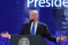 Hình ảnh Tổng thống Hoa Kỳ Donald Trump phát biểu tại CEO Summit 2017