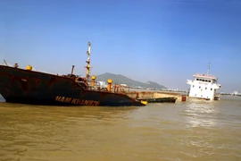 Tàu Nam Khánh 26 chở 2280 tấn clike đang bị chìm ở vịnh Quy Nhơn. (Ảnh: Nguyên Linh/TTXVN)