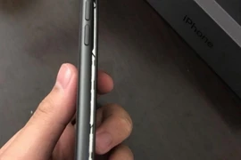 iPhone 8 Plus với màn hình bị phồng nứt khỏi thân máy do người dùng Anthony Wu cung cấp cho MacRumors.