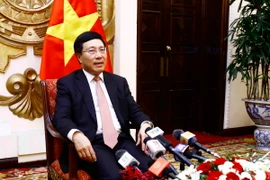 Phó Thủ tướng, Bộ trưởng Ngoại giao Phạm Bình Minh, Chủ tịch Ủy ban Quốc gia APEC 2017 trả lời phỏng vấn báo chí . (Ảnh: An Đăng/TTXVN)