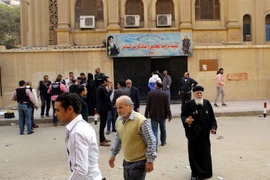 Bên ngoài nhà thờ Mar Mina sau vụ tấn công. (Nguồn: EPA/TTXVN)