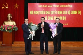 Trưởng Ban Tổ chức Trung ương Phạm Minh Chính trao quyết định cho hai ông Lại Xuân Môn và Thào Xuân Sùng. (Ảnh: Phương Hoa/TTXVN)