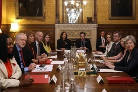 Thủ tướng Anh Theresa May (phải) và lãnh đạo các chính đảng tại Anh trong cuộc họp ở London ngày 6/11. (Nguồn: AFP/TTXVN)