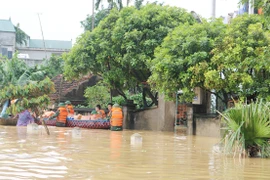 Tại xã Thủy Xuân Tiên, huyện Chương Mỹ, chính quyền đã di dời người già và trẻ nhỏ đến nơi an toàn. (Nguồn: Hanoi.gov.vn)