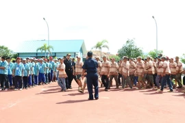 Các ngư dân Việt Nam bị phía Indonesia bắt giữ xếp hàng làm thủ tục trao trả hồi tháng 6. (Ảnh: Đỗ Quyên/TTXVN)