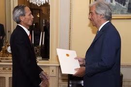 Đại sứ Việt Nam tại Argentina, kiêm nhiệm Uruguay, Đặng Xuân Dũng đã trình Thư ủy nhiệm của Chủ tịch nước Trần Đại Quang lên Tổng thống Uruguay Tabaré Vázquez. (Nguồn ảnh do Bộ Ngoại giao Uruguay cung cấp)
