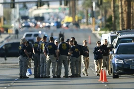 Nhân viên Cục điều tra Liên bang Mỹ (FBI) điều tra tại khu vực Khách sạn và Sòng bạc Mandalay Bay ở Las Vegas sau vụ xả súng, ngày 3/10. (Nguồn: AFP/TTXVN)