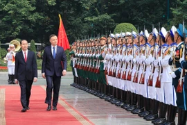 Chủ tịch nước Trần Đại Quang và Tổng thống Cộng hoà Ba Lan Andrzej Duda duyệt đội danh dự Quân đội Nhân dân Việt Nam. (Ảnh: Nhan Sáng/TTXVN)