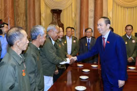 Chủ tịch nước Trần Đại Quang tiếp Đoàn đại biểu các công dân Lào có công với cách mạng Việt Nam. (Ảnh: Nhan Sáng/TTXVN)
