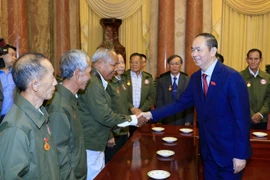 Chủ tịch nước Trần Đại Quang tiếp Đoàn đại biểu các công dân Lào có công với cách mạng Việt Nam. (Ảnh: Nhan Sáng/TTXVN)