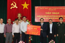 Ủy ban Mặt trận Tổ quốc Việt Nam tỉnh Phú Yên tiếp nhận hàng hóa của Chính phủ Lào hỗ trợ nhân dân tỉnh Phú Yên khắc phục hậu quả bão số 12. (Ảnh: Xuân Triệu/TTXVN)