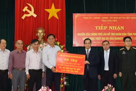 Ủy ban Mặt trận Tổ quốc Việt Nam tỉnh Phú Yên tiếp nhận hàng hóa của Chính phủ Lào hỗ trợ nhân dân tỉnh Phú Yên khắc phục hậu quả bão số 12. (Ảnh: Xuân Triệu/TTXVN)