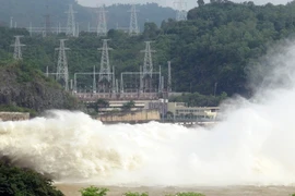 Thủy điện Hòa Bình xả lũ. (Ảnh: Vũ Hà/TTXVN)