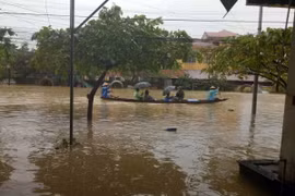Người dân phải di chuyển bằng thuyền trên phố như đi trên sông, ở thành phố Huế. (Ảnh: Quốc Việt/TTXVN)