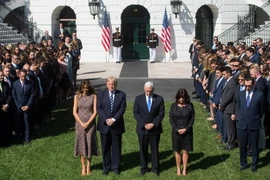 Tổng thống Mỹ Donald Trump và Phu nhân cùng Phó Tổng thống Mỹ Mike Pence và Phu nhân tại lễ mặc niệm tưởng nhớ các nạn nhân trong vụ xả súng ở Las Vegas, ngày 2/10. (Nguồn: AFP/TTXVN)