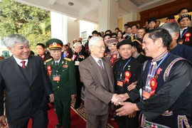 Tổng Bí thư Nguyễn Phú Trọng với các đại biểu người có uy tín, nhân sĩ trí thức, doanh nhân dân tộc thiểu số tiêu biểu toàn quốc. (Ảnh: Trí Dũng/TTXVN)