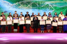 Phó Thủ tướng Thường trực Chính phủ Trương Hòa Bình trao bằng khen của Thủ tướng Chính phủ cho các đại biểu người có uy tín, nhân sỹ tri thức và doanh nhân tiêu biểu dân tộc thiểu số toàn quốc năm 2017. (Nguồn: TTXVN)