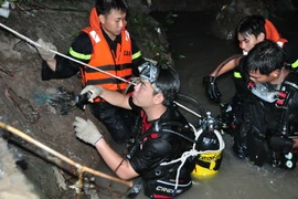 Lực lượng cứu hộ, cứu nạn tỉnh Đồng Nai tổ chức tìm kiếm người đàn ông mất tích do lũ cuốn trôi trong đêm. (Ảnh: Sỹ Tuyên/TTXVN)