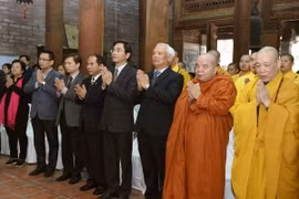 Phó Chủ tịch Quốc hội Uông Chu Lưu, Chủ tịch Ủy ban Hòa bình Việt Nam và các đại biểu tại lễ cầu siêu. (Ảnh: An Đăng/TTXVN)