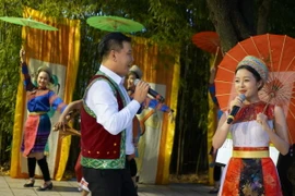 Tiết mục biểu diễn của các nghệ sỹ Nhà hát nghệ thuật đương đại Việt Nam. (Ảnh: Sao Băng/Vietnam+)