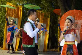 Tiết mục biểu diễn của các nghệ sỹ Nhà hát nghệ thuật đương đại Việt Nam. (Ảnh: Sao Băng/Vietnam+)