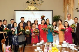 Các đại biểu tại buổi gặp mặt. (Ảnh: Phạm Văn Thắng/TTXVN)