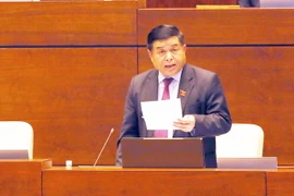Bộ trưởng Bộ Kế hoạch và Đầu tư Nguyễn Chí Dũng phát biểu, giải trình, làm rõ các ý kiến của các đại biểu Quốc hội. (Ảnh: Nguyễn Dân/TTXVN)