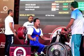 Hình ảnh vận động viên Lê Văn Công xuất sắc phá kỷ lục thế giới