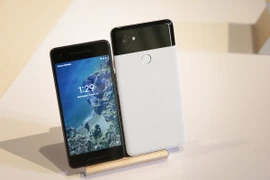 Điện thoại thế hệ mới Pixel 2 (trái) và Pixel 2 XL được giới thiệu tại trung tâm SFJAZZ ở San Francisco, California (Mỹ) ngày 4/10. (Nguồn: AFP/TTXVN)
