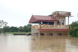 Nhà người dân bị cô lập tại xã Thành Kim, huyện Thạch Thành, tỉnh Thanh Hóa. (Ảnh: Nguyễn Nam/TTXVN)