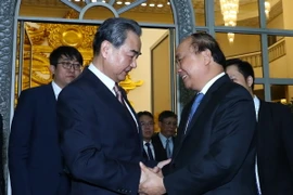 Thủ tướng Nguyễn Xuân Phúc tiếp Bộ trưởng Ngoại giao Trung Quốc Vương Nghị đang thăm chính thức Việt Nam. (Ảnh: Thống Nhất/TTXVN)