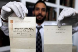 Hai tờ ghi chú về bí quyết cho một cuộc sống hạnh phúc của nhà Vật lý thiên tài Albert Einstein. (Nguồn: AFP)