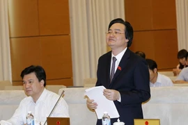 Bộ trưởng Bộ Giáo dục và Đào tạo Phùng Xuân Nhạ trình bày tờ trình. (Ảnh: Văn Điệp/TTXVN)