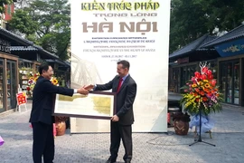 Lãnh đạo Bộ Nội vụ trao tặng tài liệu về cầu Long Biên cho Đại sứ Pháp. (Ảnh: Đinh Thị Thuận/TTXVN)