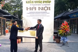 Lãnh đạo Bộ Nội vụ trao tặng tài liệu về cầu Long Biên cho Đại sứ Pháp. (Ảnh: Đinh Thị Thuận/TTXVN)